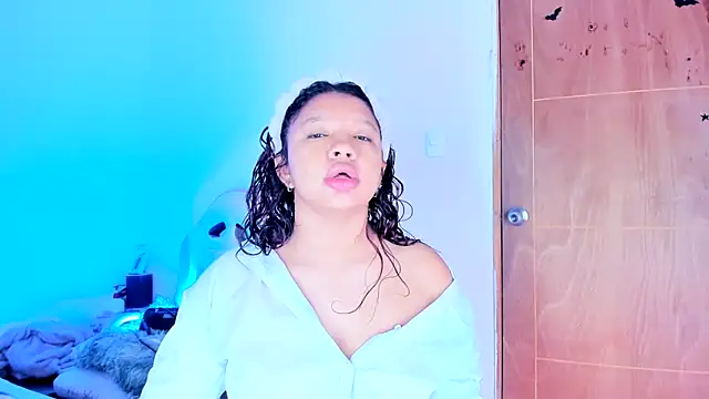 Emily Coper18 online show from May 17, 2026, 2:17 pm