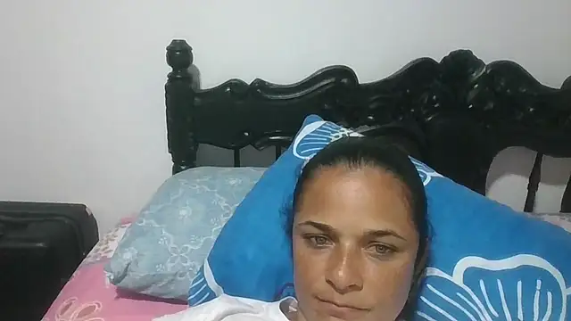 Snapshot of GiveLove1 chatting on November 5, 2025, 11:30 pm GiveLove1 online show from November 5, 2025, 11:30 pm