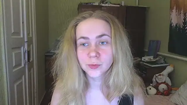 Snapshot of Riley_Roo chatting on March 9, 2025, 6:32 pm Riley Roo online show from March 9, 2025, 6:32 pm