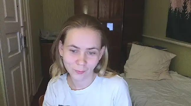 Snapshot of Riley_Roo chatting on February 26, 2025, 8:15 pm Riley Roo online show from February 26, 2025, 8:15 pm