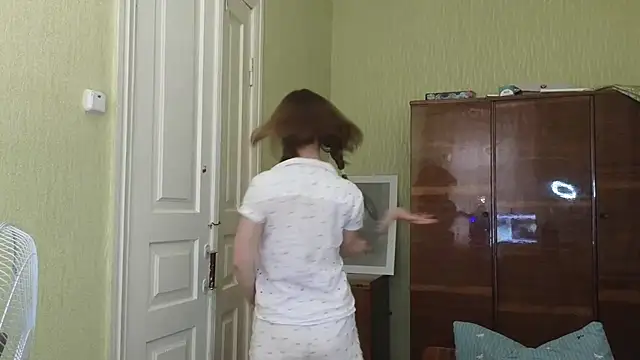 Snapshot of Riley_Roo chatting on September 9, 2025, 3:21 pm Riley Roo online show from September 9, 2025, 3:21 pm