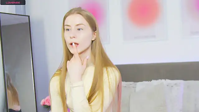 VioletiSwone online show from March 17, 2025, 5:23 am