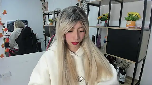 LilithCooperr  online show from October 1, 2025, 10:02 pm