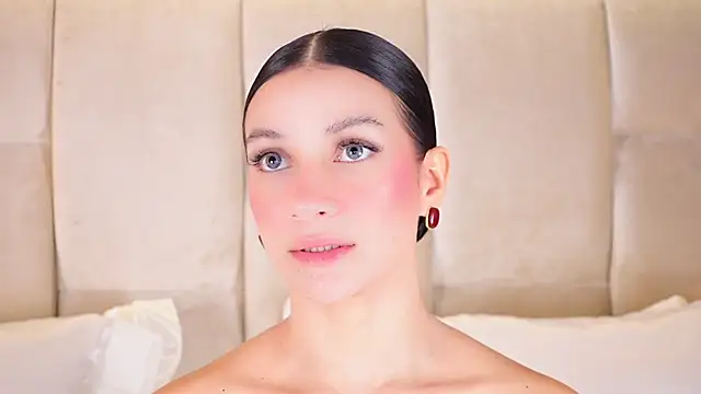 Snapshot of KiraKayleigh1 chatting on October 16, 2025, 1:03 am KiraKayleigh1 online show from October 16, 2025, 1:03 am