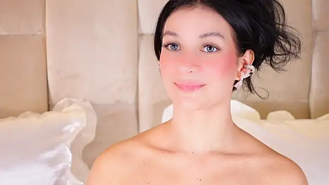 Snapshot of KiraKayleigh1 chatting on November 5, 2025, 2:36 am KiraKayleigh1 online show from November 5, 2025, 2:36 am