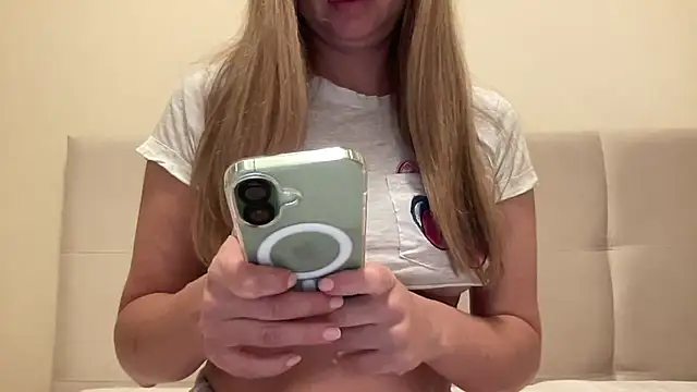 Snapshot of LisaFlower chatting on November 7, 2025, 4:11 pm LisaFlower online show from November 7, 2025, 4:11 pm