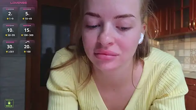 Snapshot of RinaBlondie chatting on September 22, 2025, 3:40 pm RinaBlondie online show from September 22, 2025, 3:40 pm