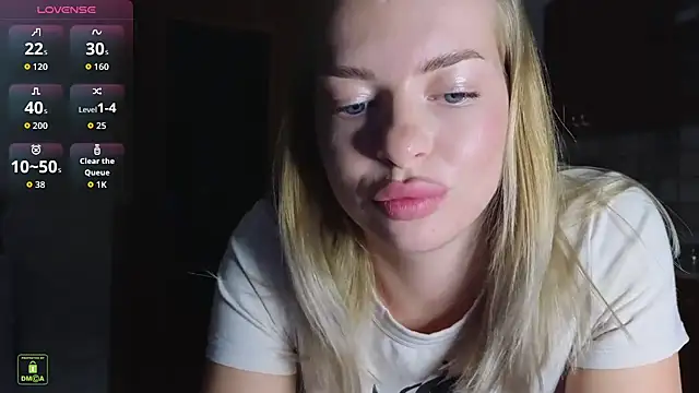 Snapshot of RinaBlondie chatting on October 3, 2025, 4:08 pm RinaBlondie online show from October 3, 2025, 4:08 pm