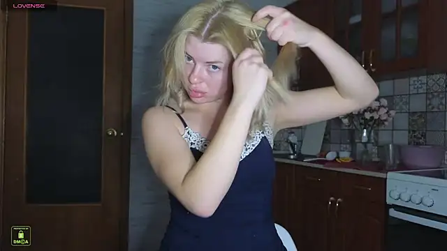 Snapshot of RinaBlondie chatting on October 13, 2025, 3:02 pm RinaBlondie online show from October 13, 2025, 3:02 pm