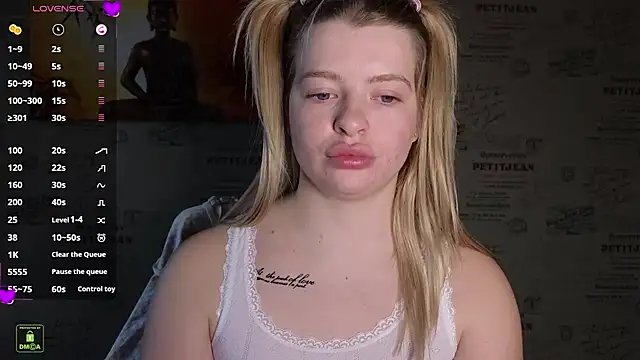 Snapshot of RinaBlondie chatting on March 6, 2025, 2:29 pm RinaBlondie online show from March 6, 2025, 2:29 pm