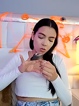 Julie Bennet online show from October 23, 2025, 4:00 am