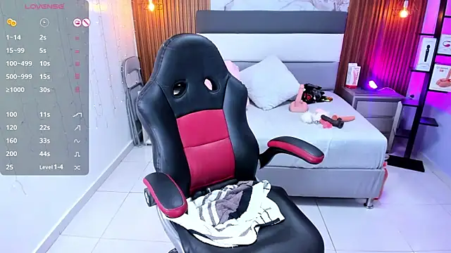 CATIAJONES online show from October 4, 2025, 4:41 pm