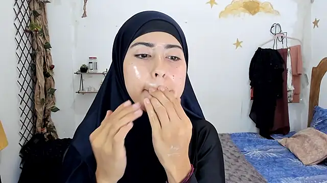 chaymae nah  online show from September 29, 2025, 10:59 pm