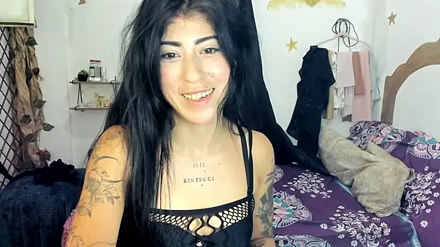 chaymae nah  online show from September 15, 2025, 4:02 am