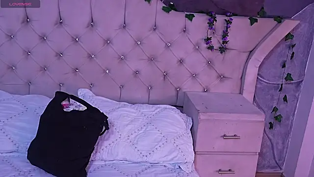 Snapshot of AmberGreyy_ chatting on April 24, 2026, 5:48 pm AmberGreyy online show from April 24, 2026, 5:48 pm