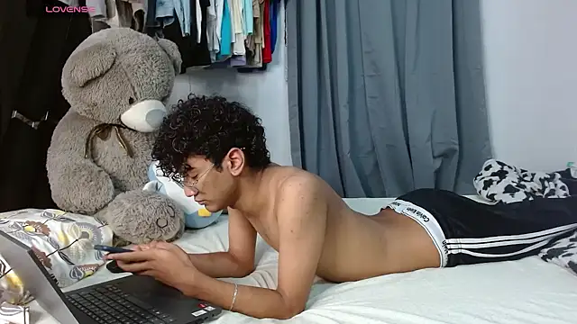 harrytwink18 online show from April 10, 2026, 11:45 pm