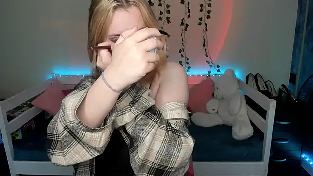 Snapshot of Emily_Gin chatting on October 10, 2025, 2:45 am Emily Gin online show from October 10, 2025, 2:45 am