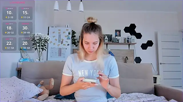 Girl alone home online show from October 10, 2025, 7:09 am