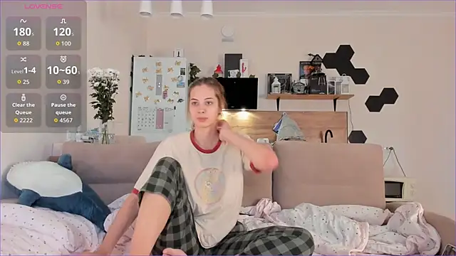 Girl alone home online show from October 4, 2025, 3:52 am