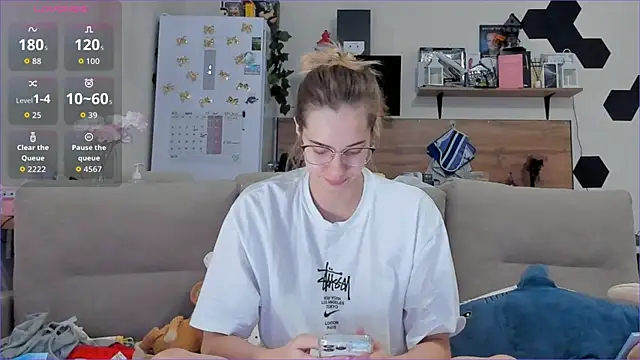 Girl alone home online show from December 1, 2025, 3:18 am