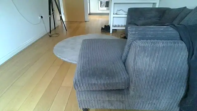 Nizzlivecam online show from May 19, 2026, 4:36 pm