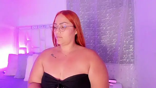 Snapshot of LeahxBarker chatting on October 1, 2025, 1:22 am LeahxBarker online show from October 1, 2025, 1:22 am