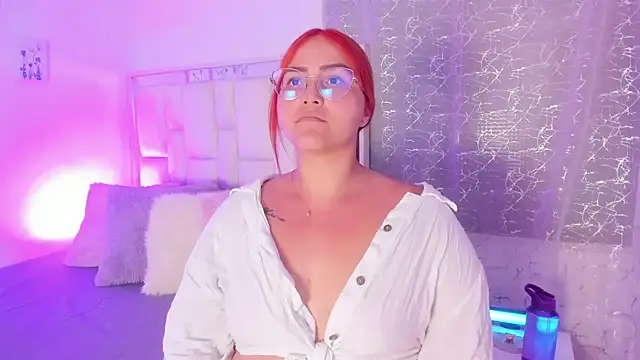 Snapshot of LeahxBarker chatting on September 30, 2025, 1:44 am LeahxBarker online show from September 30, 2025, 1:44 am