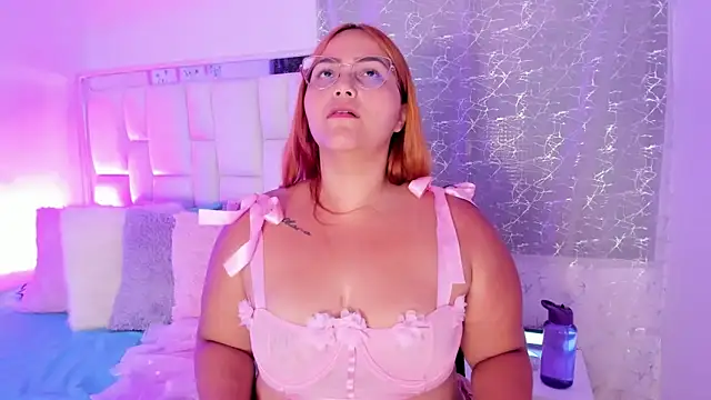 Snapshot of LeahxBarker chatting on September 12, 2025, 12:11 am LeahxBarker online show from September 12, 2025, 12:11 am