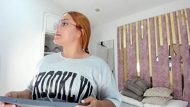 Snapshot of LeahxBarker chatting on March 17, 2025, 11:02 pm LeahxBarker online show from March 17, 2025, 11:02 pm