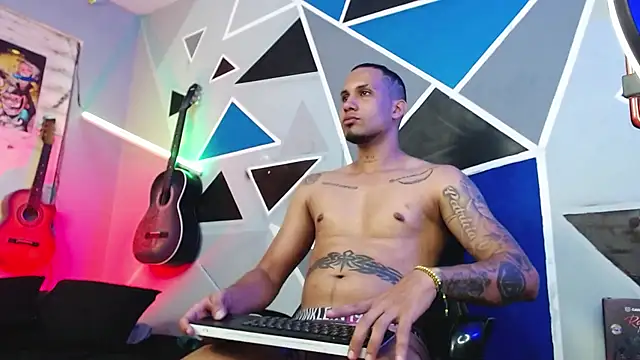 Snapshot of MagnusFrost chatting on October 4, 2025, 11:06 pm MagnusFrost online show from October 4, 2025, 11:06 pm