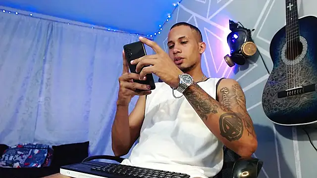 Snapshot of MagnusFrost chatting on March 19, 2025, 10:42 pm MagnusFrost online show from March 19, 2025, 10:42 pm