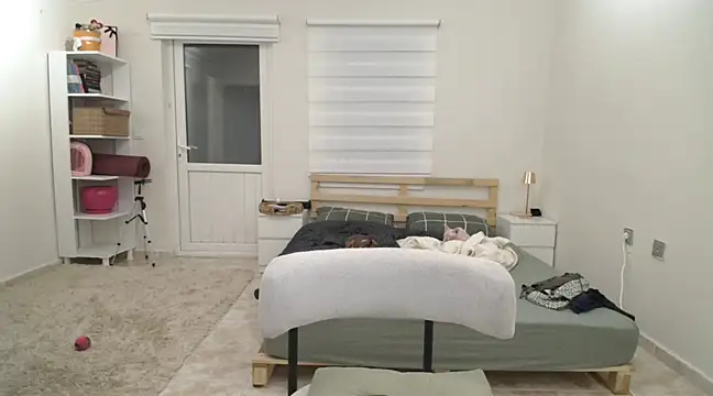 yaprakmericc online show from February 18, 2025, 7:41 pm