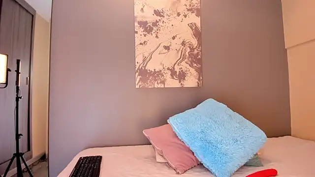 LynnSam  online show from September 19, 2025, 11:09 pm