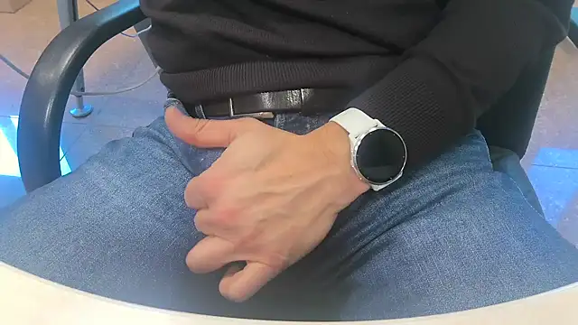 alessandroman2114 online show from April 1, 2026, 4:37 pm