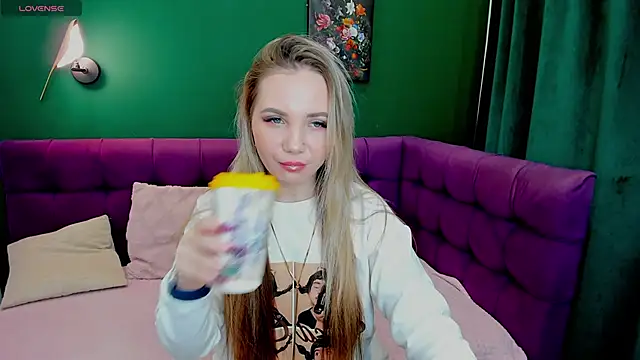 EvaMoran online show from November 6, 2025, 1:31 am