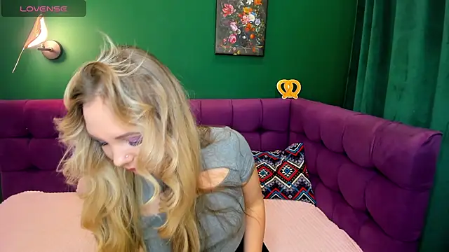 EvaMoran online show from October 3, 2025, 1:53 am