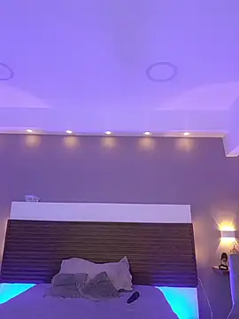 Adelehottman online show from April 18, 2026, 12:07 pm