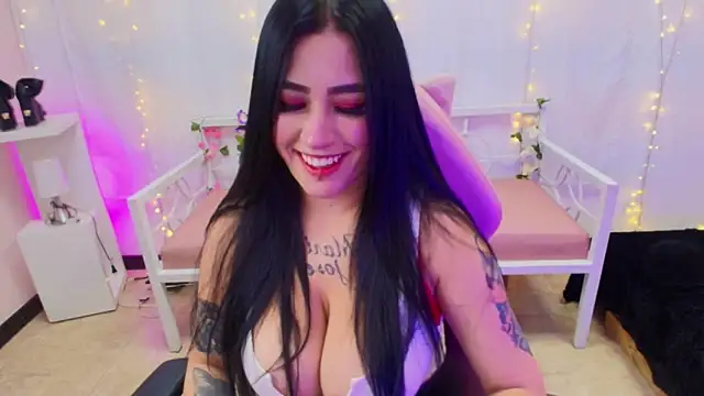 chica Hetfield online show from February 15, 2025, 3:17 pm