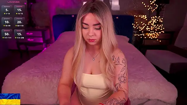 SusieWood online show from April 26, 2026, 8:17 pm