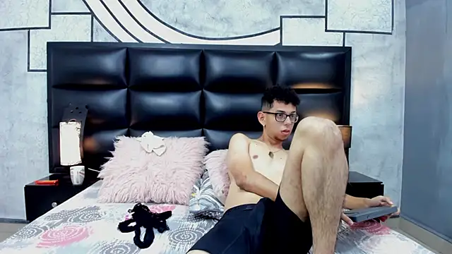 Derek and Skarlet online show from March 9, 2025, 12:42 pm