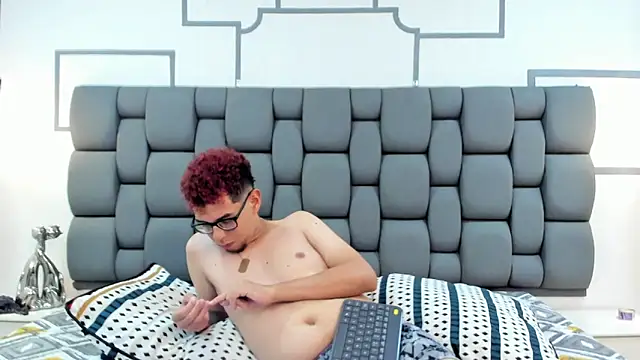 Derek and Skarlet online show from September 8, 2025, 3:22 pm