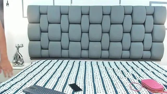 Derek and Skarlet online show from September 18, 2025, 3:26 pm