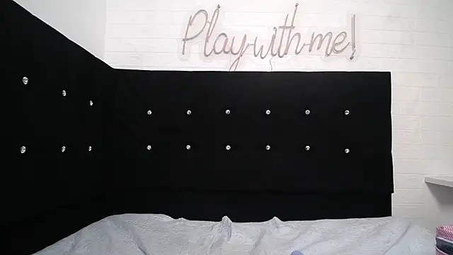  Miaaleon online show from March 19, 2025, 4:45 pm