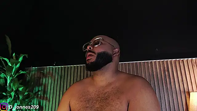 Snapshot of DilanJonnes_ chatting on October 3, 2025, 11:06 pm DilanJonnes online show from October 3, 2025, 11:06 pm