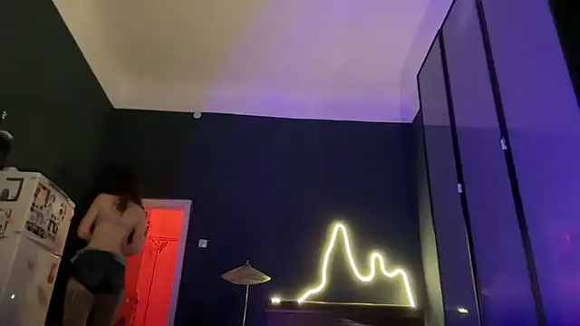 Snapshot of MikkyMoony chatting on October 9, 2025, 7:03 pm MikkyMoony online show from October 9, 2025, 7:03 pm