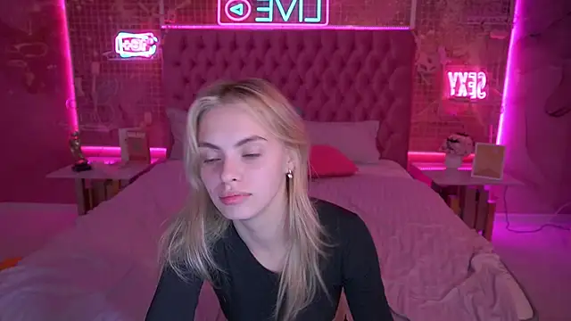 ChloeBrightt online show from November 3, 2025, 9:51 pm