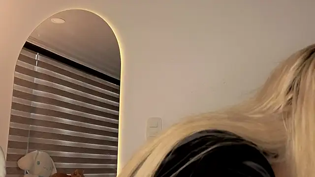 AtheneaRossi online show from October 28, 2025, 12:48 pm