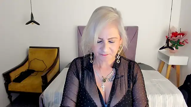 Snapshot of ScarletHoot_ chatting on May 28, 2026, 5:19 pm ScarletHoot online show from May 28, 2026, 5:19 pm