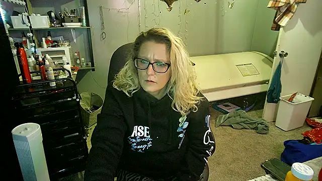 Snapshot of Lisalovely6981 chatting on February 22, 2025, 9:34 am Lisalovely6981 online show from February 22, 2025, 9:34 am