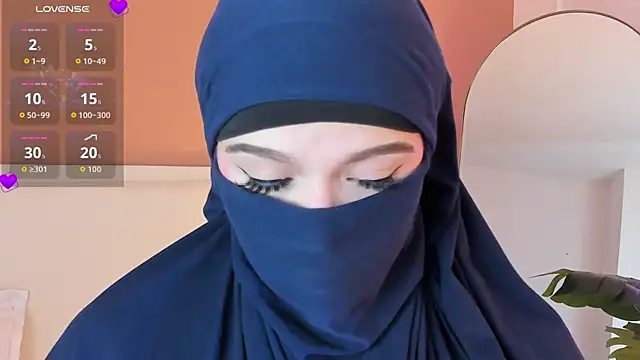 anna-henao online show from September 19, 2025, 8:02 pm